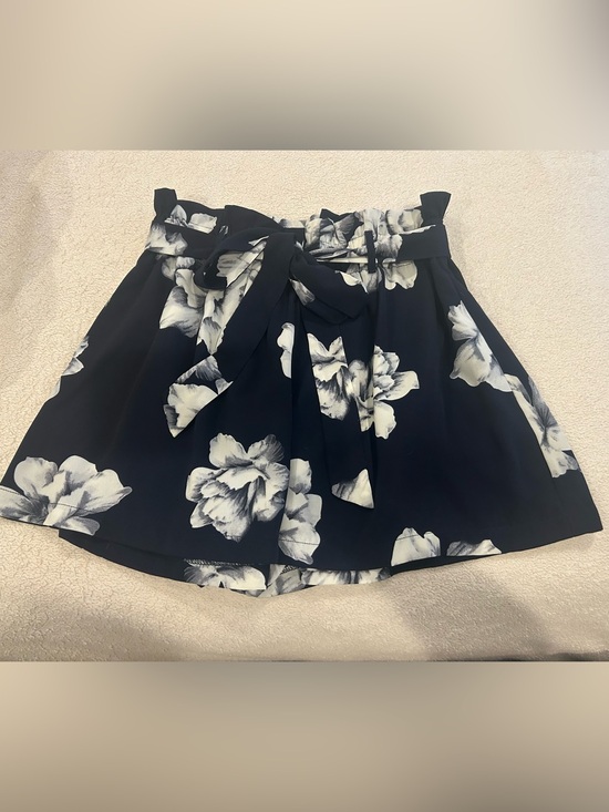 Purple Lipstick Pants - Navy White Floral Flowy Shorts • Tie Paperbag Waist • Size S